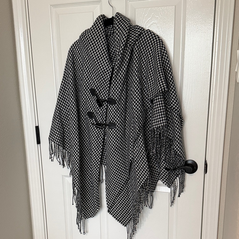 Houndstooth Fringe Toggle Poncho - Black & White